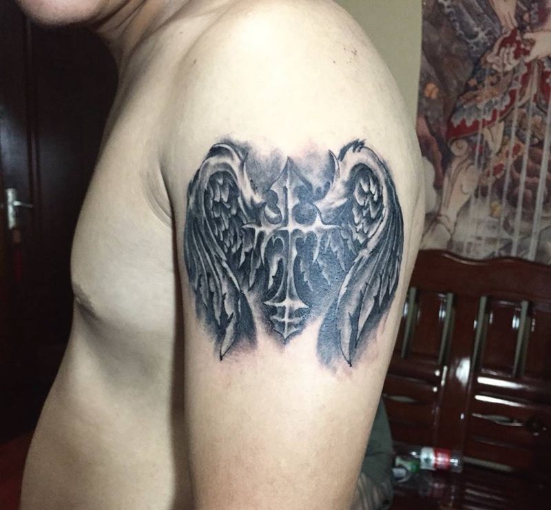 十字架翅膀纹身图片