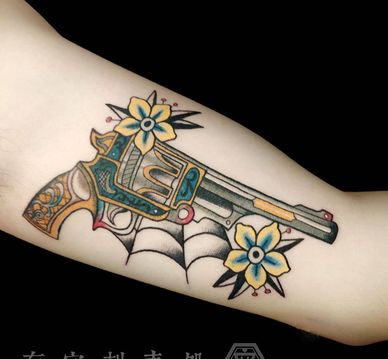 枪花纹身图片_手臂Old School纹身图案