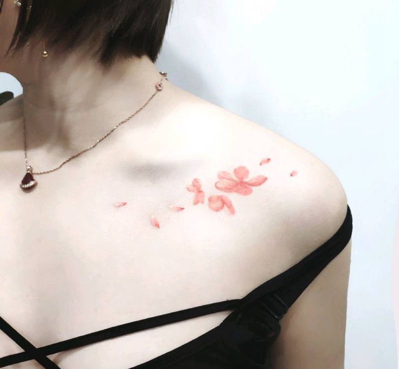 樱花纹身图片_肩部水彩纹身图案