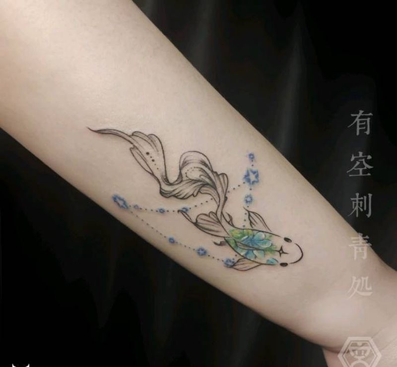 金鱼纹身图片_手臂水彩纹身图案
