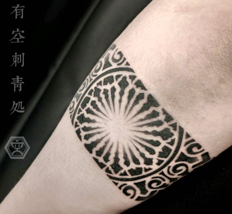 曼陀罗臂环纹身图片_手臂点刺纹身图案