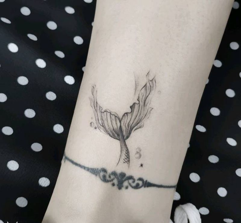 鱼尾纹身图片_腿部点刺纹身图案