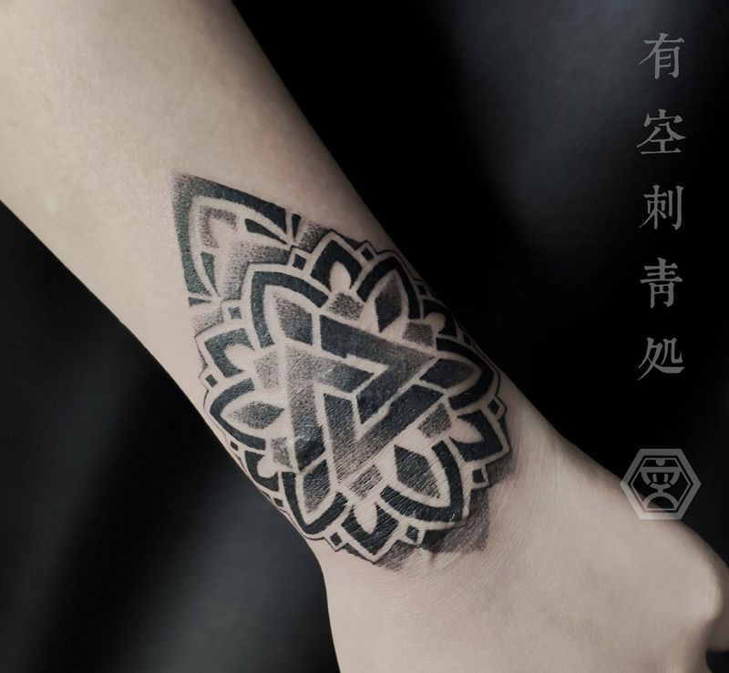 曼陀罗遮盖纹身图片_手臂点刺几何纹身图案