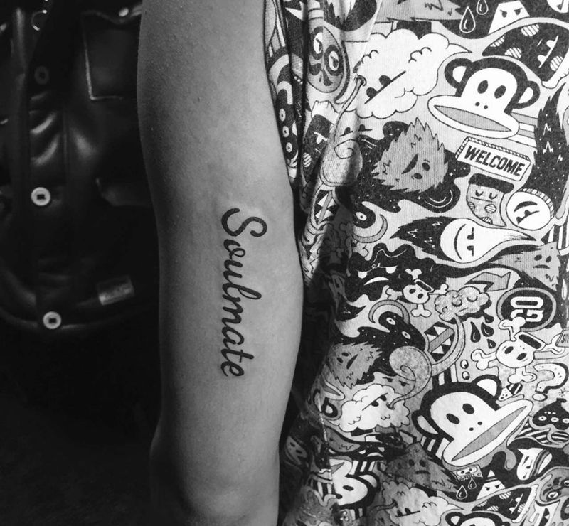 手臂字母纹身图片