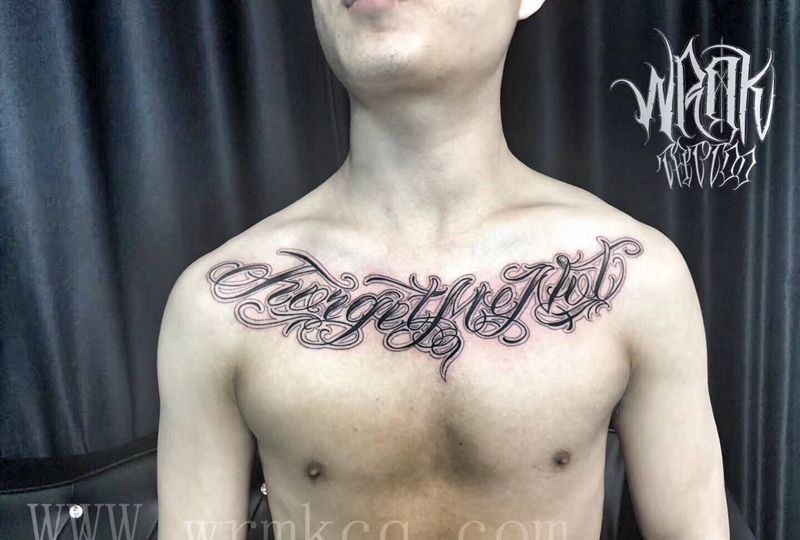 花胸花体字纹身图片