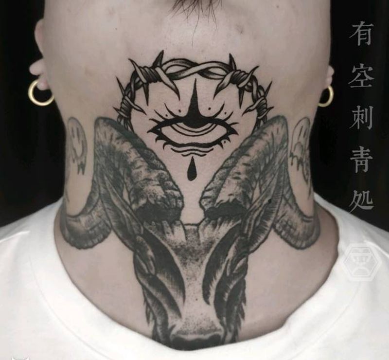 下巴看人纹身图片_颈部Old School纹身图案