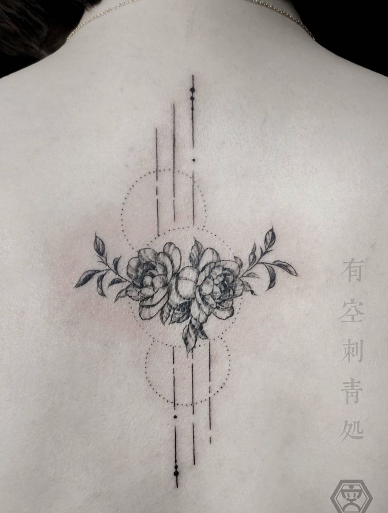 素花纹身图片_背部点刺纹身图案