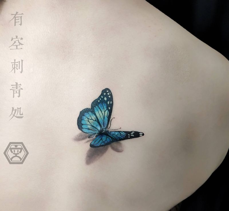 蝴蝶盖疤纹身图片_背部欧美写实纹身图案