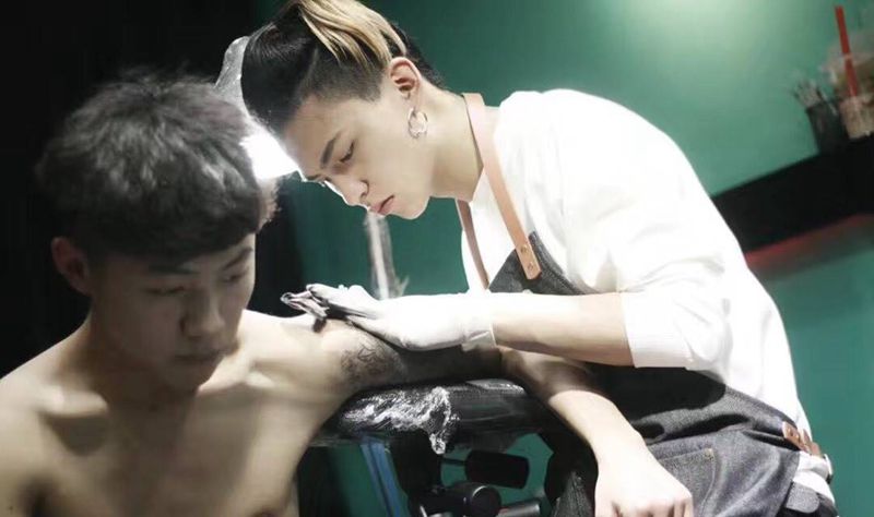 来个帅气的纹身图片