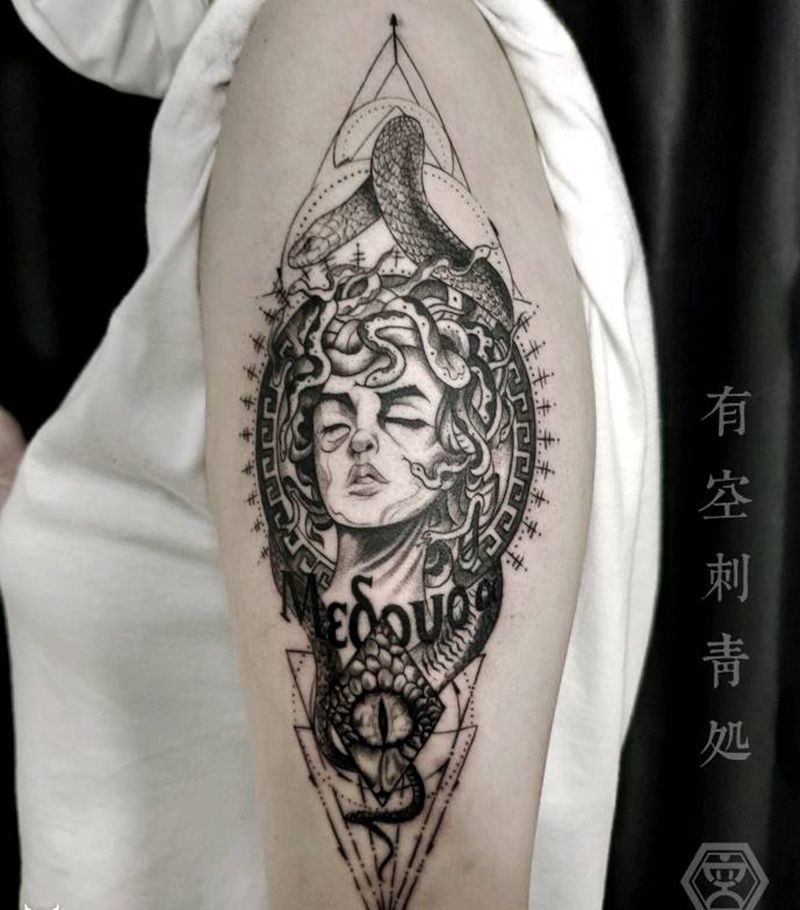 美杜莎纹身图片_手臂点刺几何纹身图案