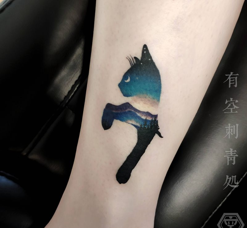 月夜守望者纹身图片_腿部水彩纹身图案