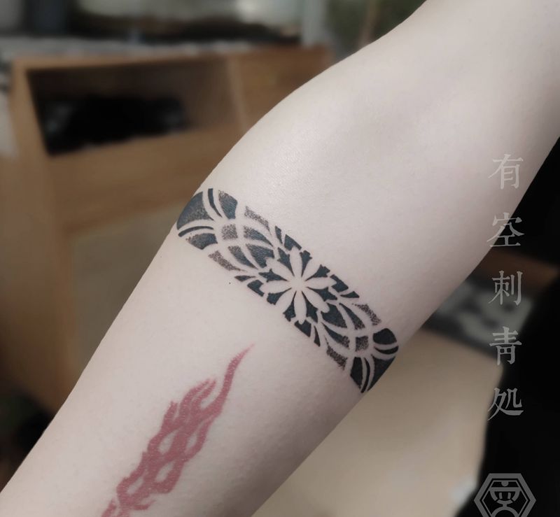 曼陀罗臂环纹身图片_手臂图腾点刺纹身图案
