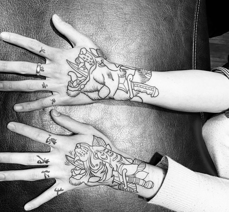 手背线条狼与虎未完纹身图片