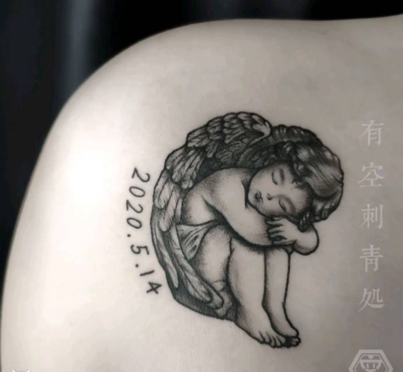 小天使睡着了纹身图片_背部点刺欧美写实纹身图案