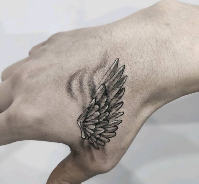 翅膀纹身图片_手部纹身图案