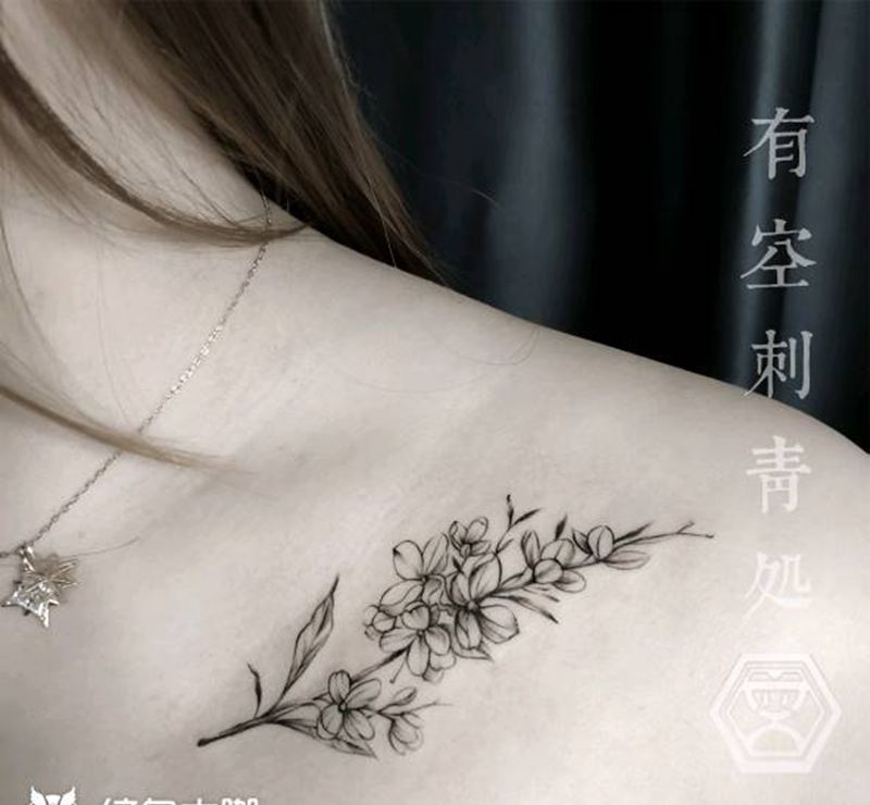 素花纹身图片_肩部点刺纹身图案