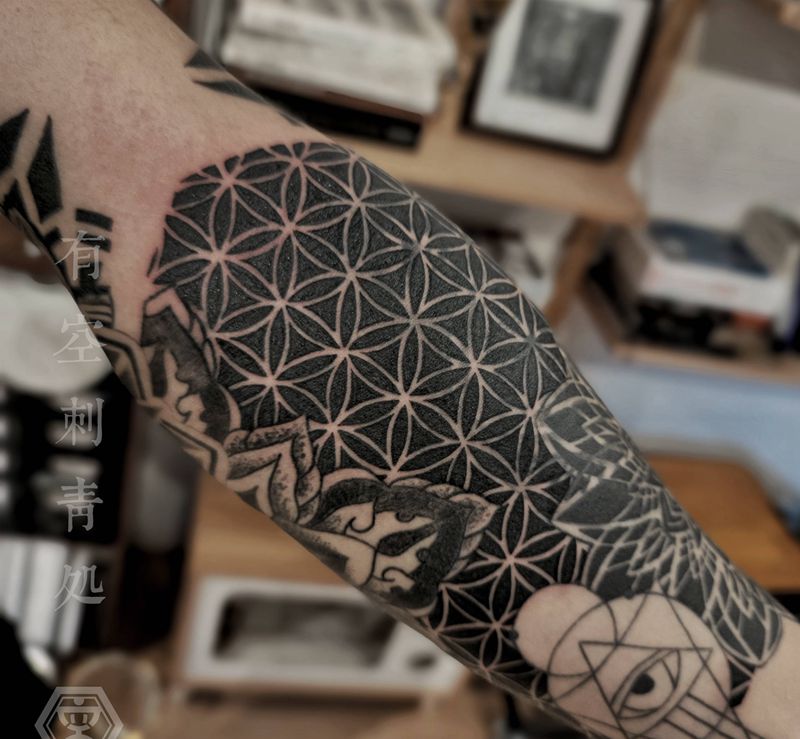 几何拼接遮盖纹身图片_手臂几何纹身图案