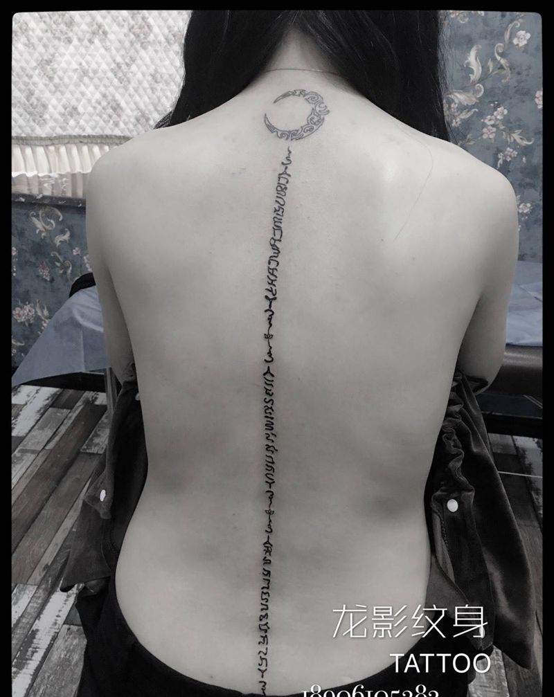 美女后背字符纹身图片