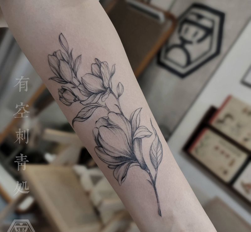 玉兰纹身图片_手臂欧美写实点刺纹身图案