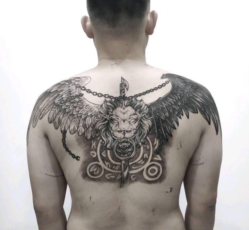 飞狮纹身图片_背部欧美写实几何纹身图案