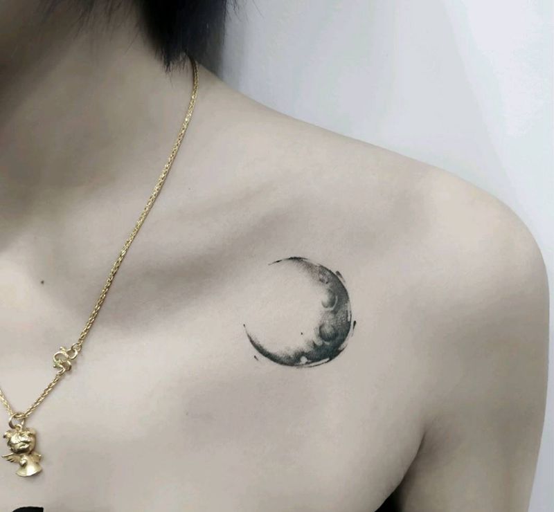 MOON纹身图片_肩部点刺纹身图案
