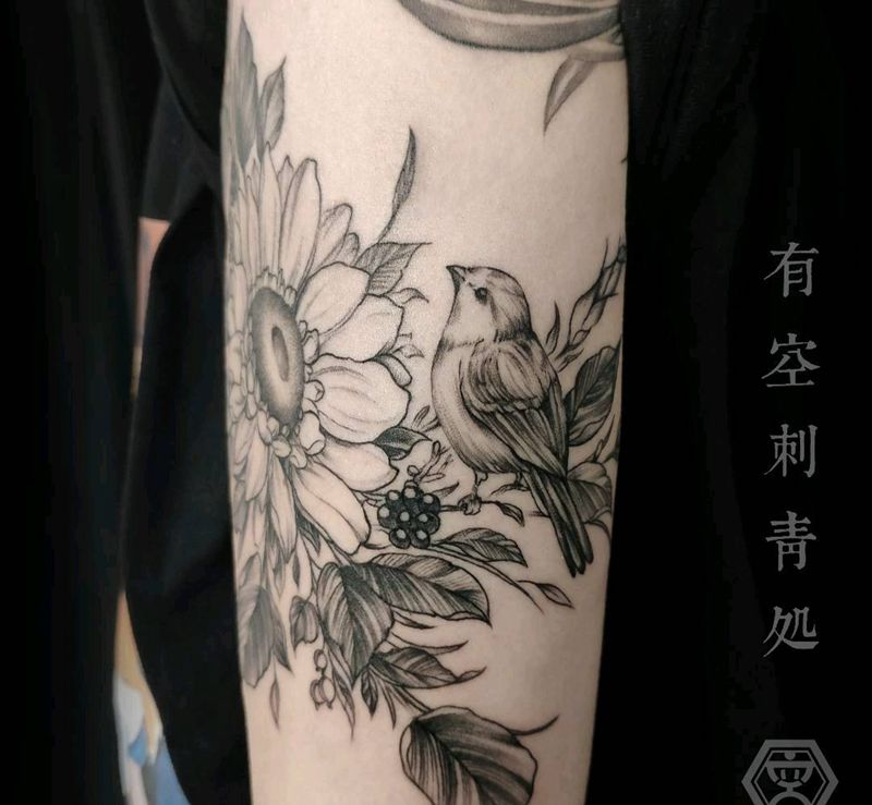 肥鸟向日葵纹身图片_手臂点刺纹身图案