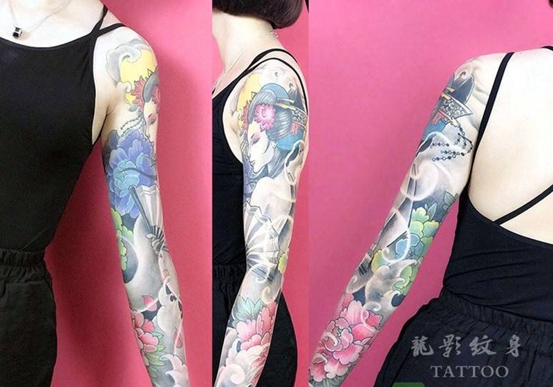 美女的花臂纹身图片
