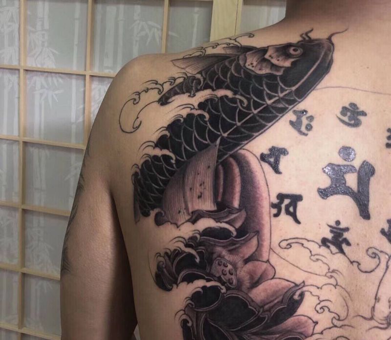 背后大鱼 .未完成纹身图片_背部新传统纹身图案