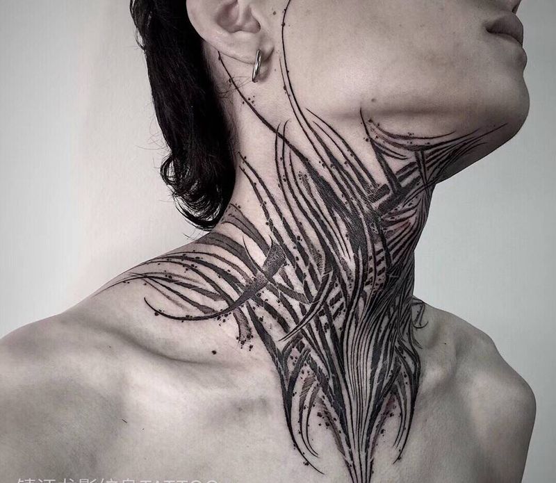 奇卡洛字体纹身图片_颈部花体字纹身图案