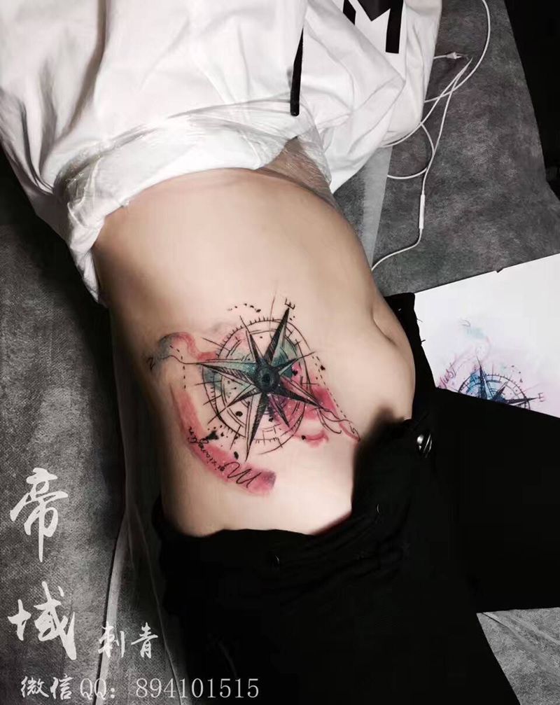 指南针纹身图片_腹部水彩纹身图案