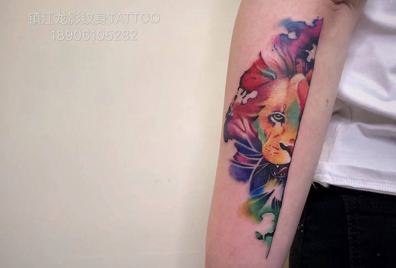 春天的狮子纹身图片_手部纹身图案