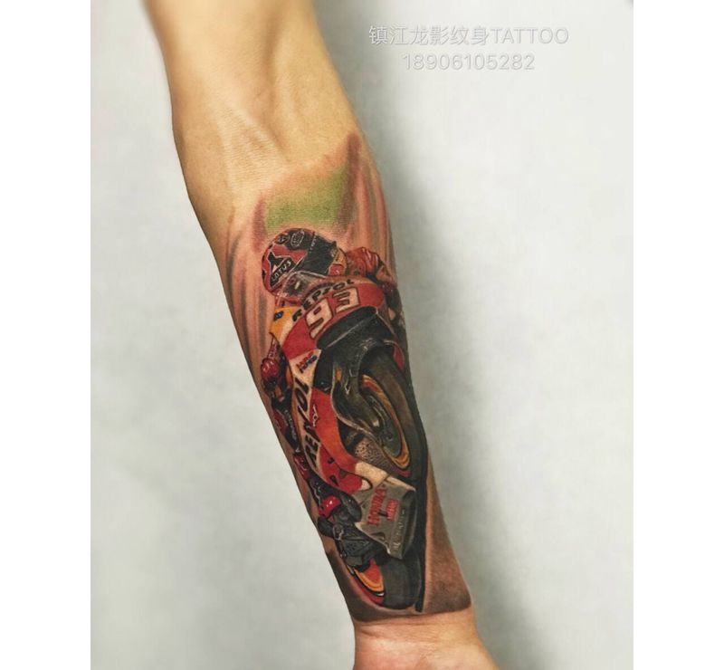 摩托的情怀纹身图片_手部欧美写实纹身图案