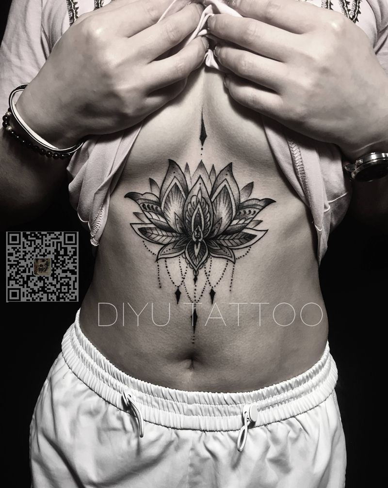 唯美小图纹身图片_胸部纹身图案