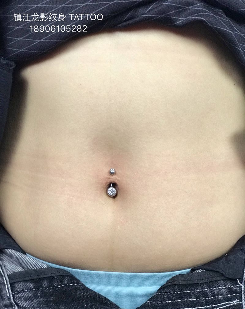 脐钉纹身图片_腹部几何纹身图案