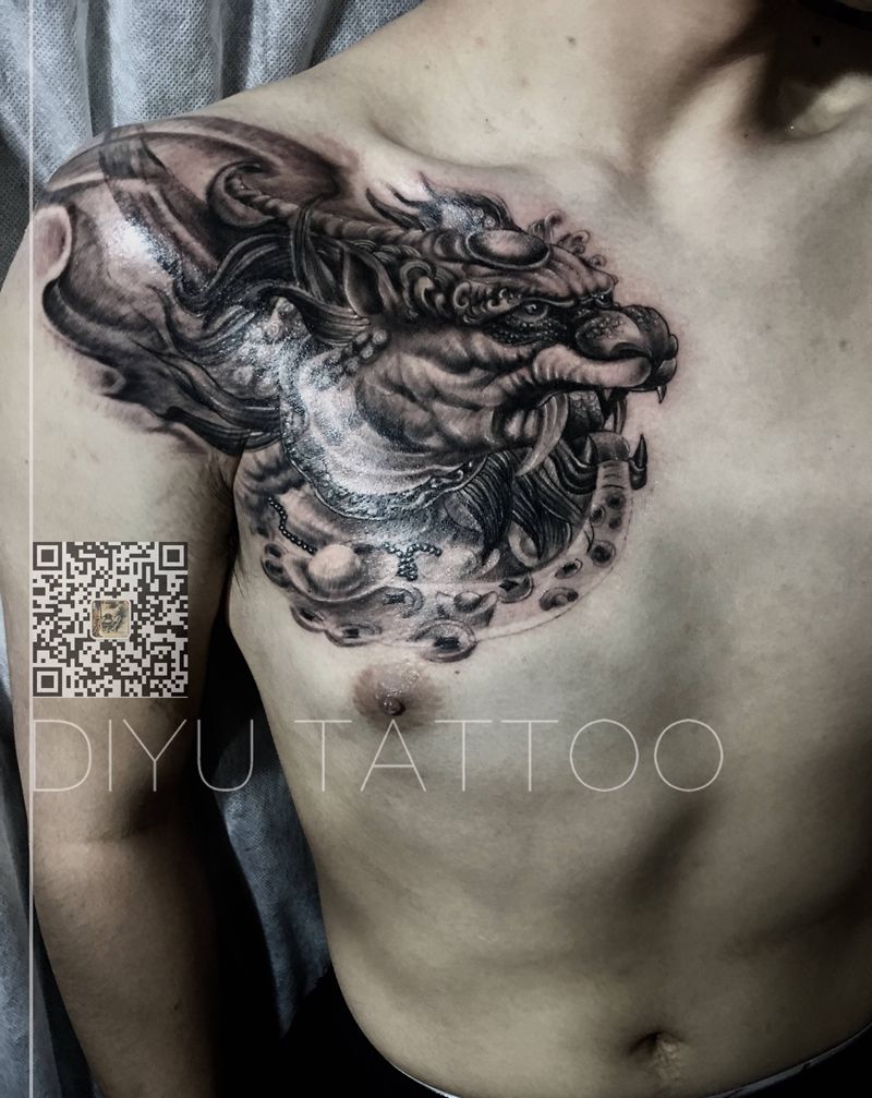 貔貅纹身图片_胸部老传统纹身图案