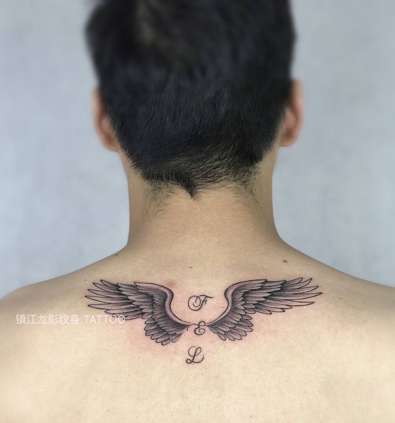 飞起来纹身图片_颈部欧美写实纹身图案