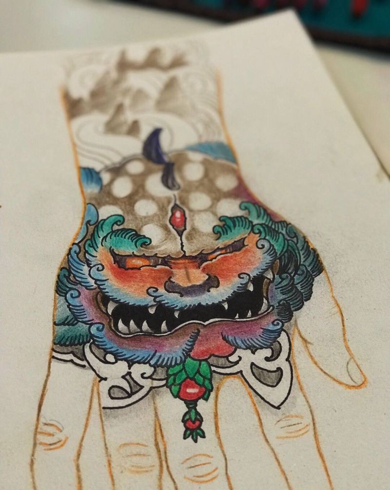 给小帅哥规划个手背唐狮纹身图片