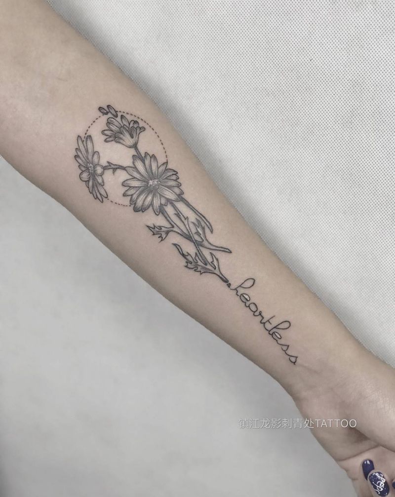 小皱菊加字母设计纹身图片