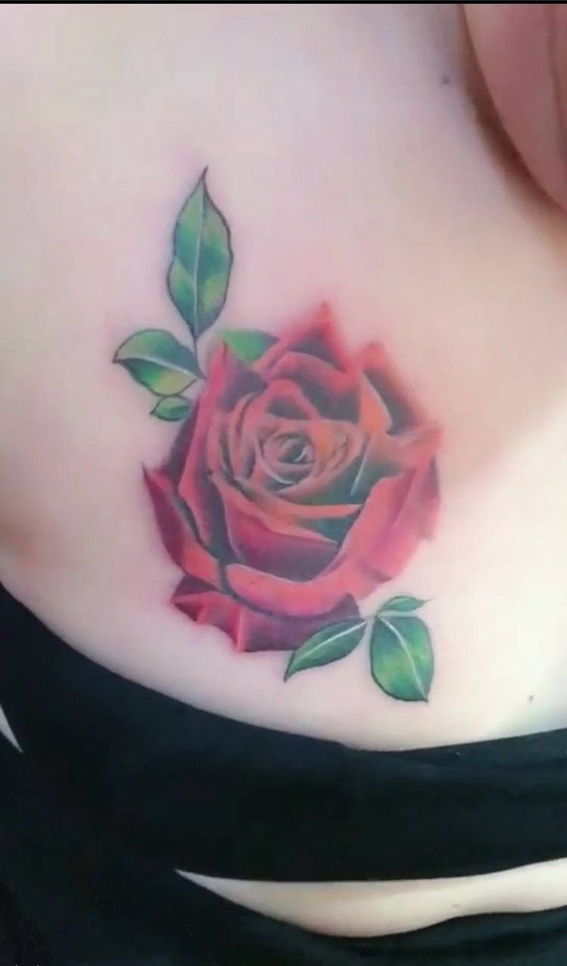 胸口玫瑰纹身图片