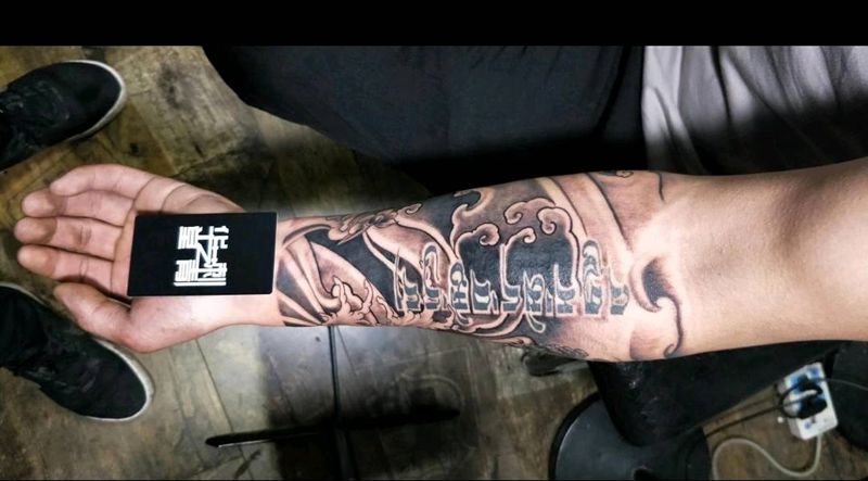 小腿黑白图纹身图片