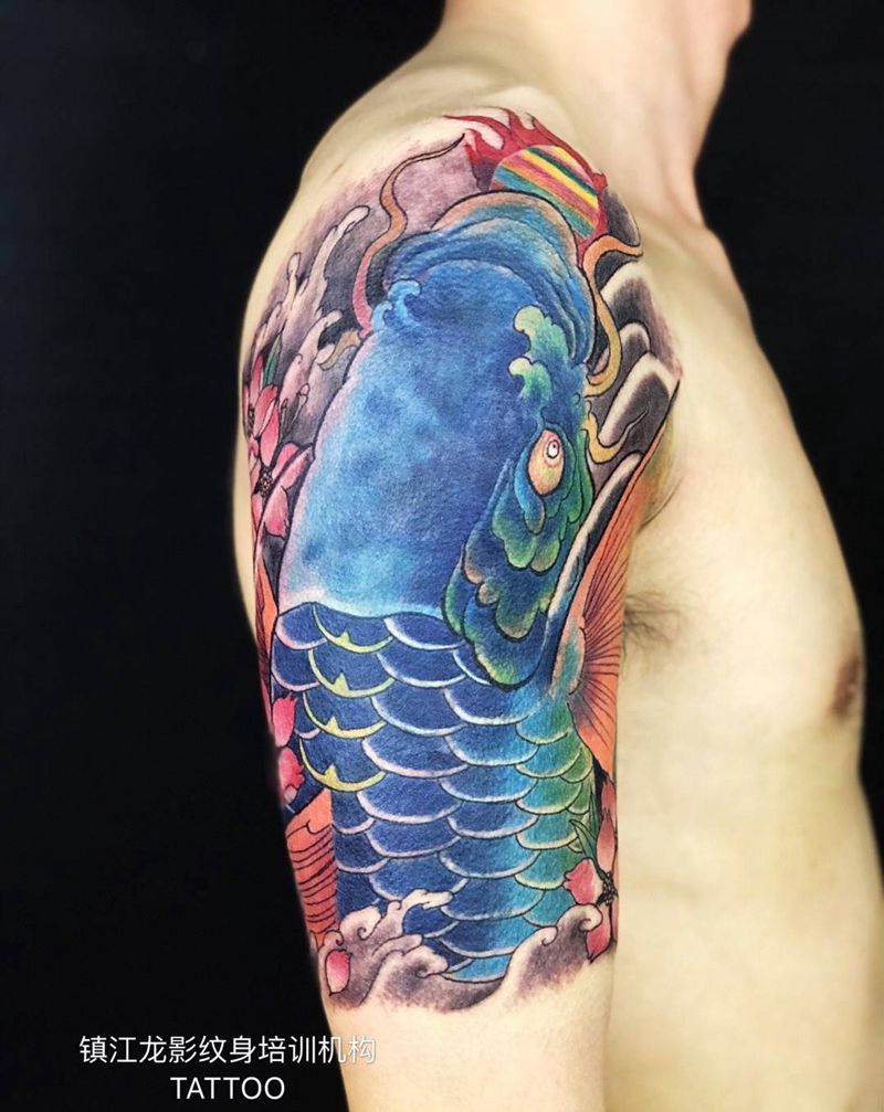 镇江纹身，锦鲤上身。盖条老虎纹身图片