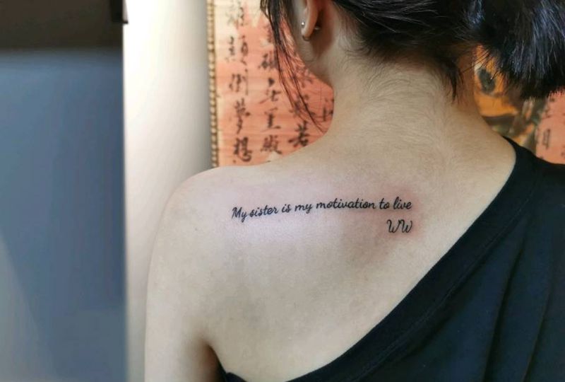 字母纹身图片_背部花体字纹身图案