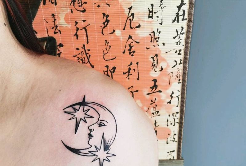 月亮纹身图片_肩部纹身图案