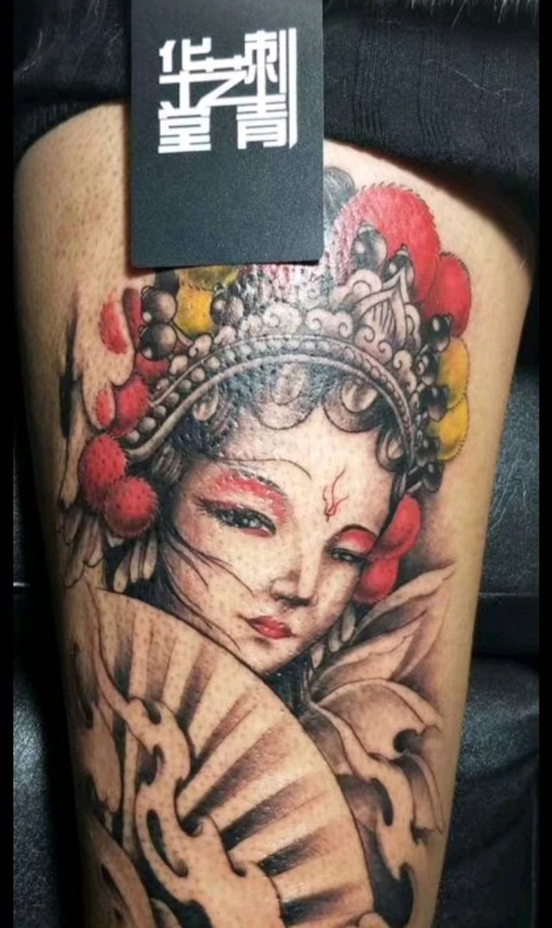 大腿上美女一个纹身图片