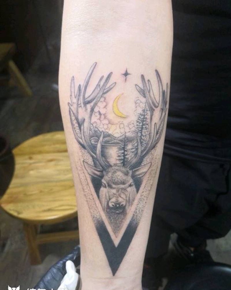 小鹿纹身图片_肩部纹身图案