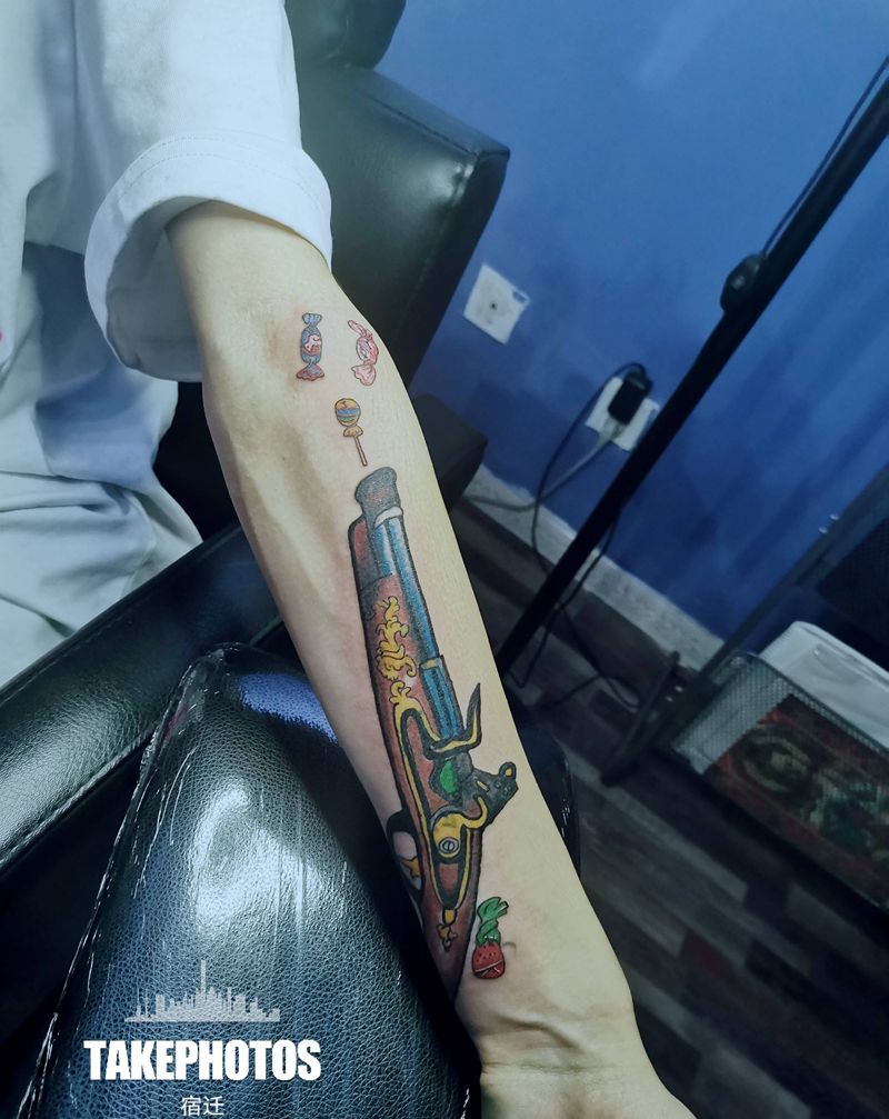 枪纹身图片_手臂Old School纹身图案