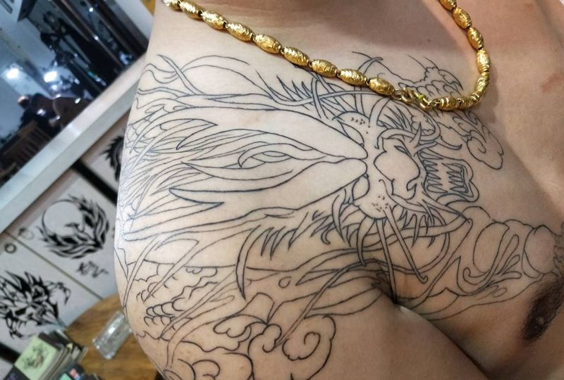 麒麟勾线未完成纹身图片_肩部新传统纹身图案