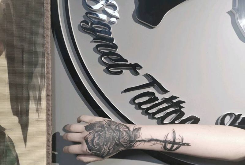 花花纹身图片_手部纹身图案