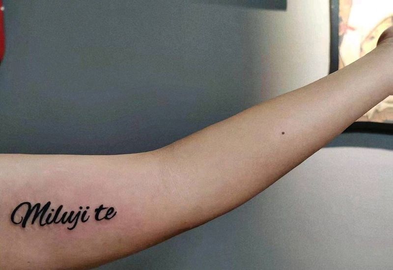 字母纹身图片_手臂花体字纹身图案