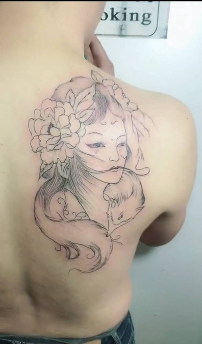 后肩初步勾线纹身图片